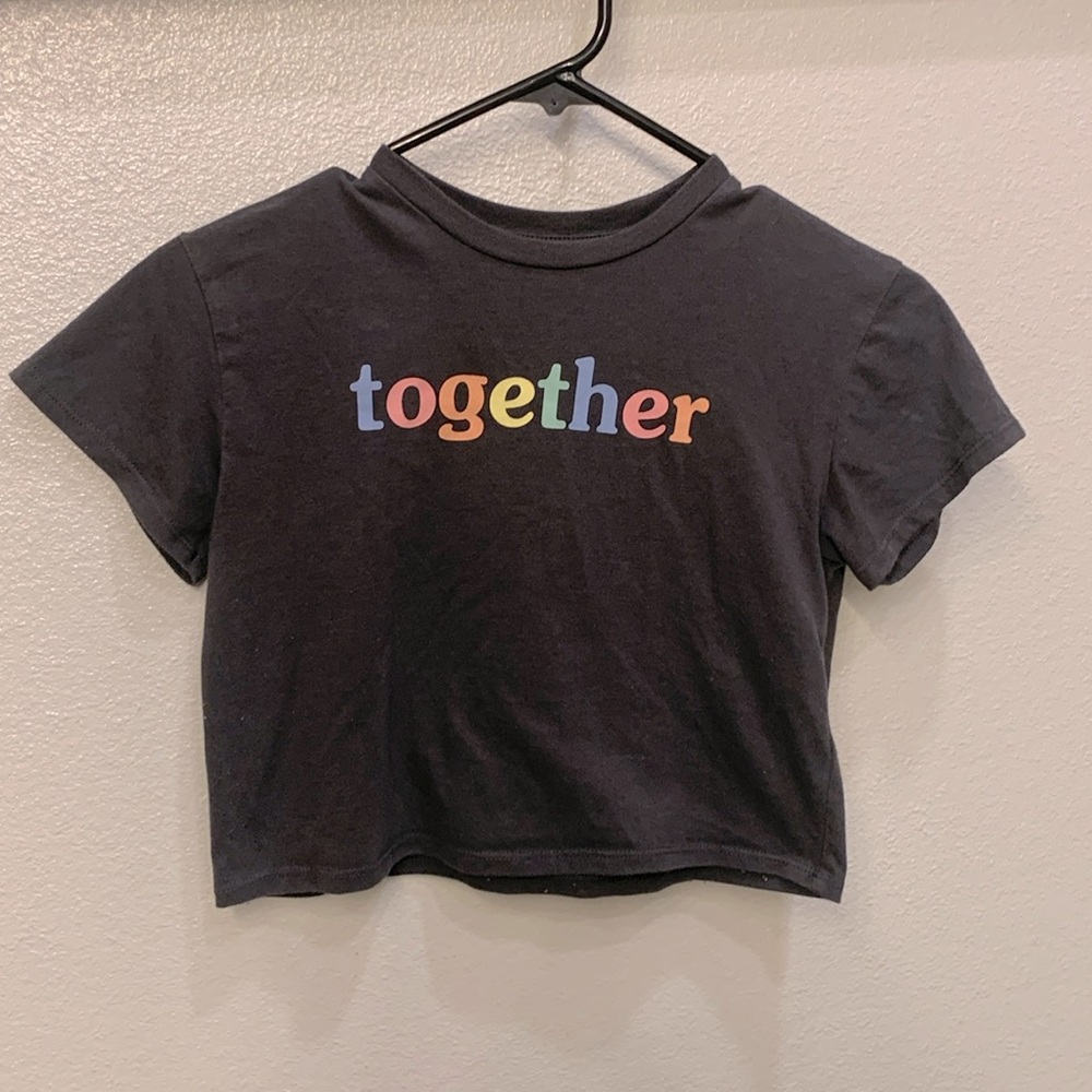 This a cute art class cropped tee
